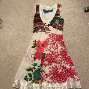 En supersöt klänning jag slutat använda då den inte riktigt är min stil. Den är mjuk och skön och perfekt till sommaren. Den köptes för ca 1000 kr men jag säljer den för 380