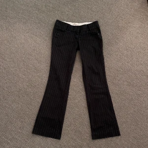 Lågmidjade kostymbyxor  - Snygga lågmidjade kostymbyxor som tyvärr inte inte passar mig. Midjemåttet är 37cm och innerbenslängen är 78cm💕💕