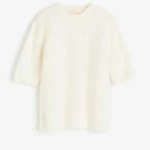 Stickad kortärmad - Stickad kortärmad mohairtröja från H&M. Den är i storlek M och är slutsåld på hemsidan. Nypris 549kr. Aldrig använt då returtiden gick ut ❤️