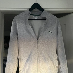 Lacoste zip hoddie  - Hej, säljer nu min Lacoste zip hoddie som jag fick i julklapp förra året, tröjan har inga defekter alls skick 9/10 köptes på zalando hör av dig om du har några eventuella frågor!😀