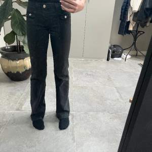 Säljer ett par jättesnygga helt slutsålda svarta jeans från hm😍 använda en gång då de är lite för korta för mig, inga fickor baktill❤️
