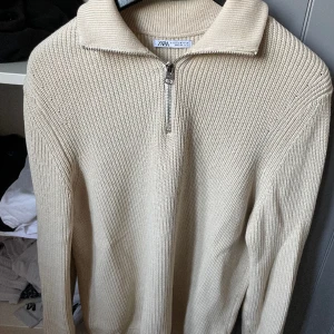 Zara half zip storlek M - Half zip från zara. Skick 9/10 knappt använd. Bara att höra av sig vid frågor