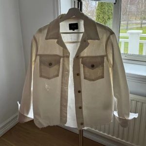 Jeansjacka  - Jeansjacka från Alix. Köpt för 1500kr på rock n romance på Smögen. Använd ytterst få gånger, imprincip ny.