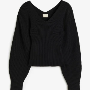 Stickad tröja  - Jättefin stickad tröja som tyvärr är för liten. Endast testad & därför i perfekt skick. Lappen är även kvar. Originalpris: 499kr.