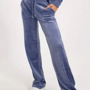 Blåa Juicy  - Bra skick, har 3 fläckar som ej går bort, och den ena juicy saken på snöret är bort, men annars så är dom jätte fina och orgenal pris 1200kr.