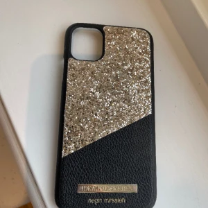  Mobilskal i guld  - Slutsålt mobilskal i guld glitter från ideal of sweden.Super fint men måste sälja eftersom jag behövde köpa ny mobil.💕