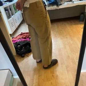 Acne studios chinos  - Raka chinos från acne studios  Använda men inga skador eller fläckar  Storleken är L och passar mig som normalt har 32 i midjan på jeans och borde vara 30 i längd