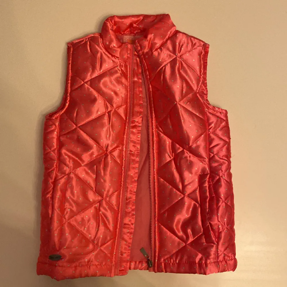Brand: Harvest - Basic wear Sleeveless jacket in pink Size: 10 years old Condition: very good. Jackor.