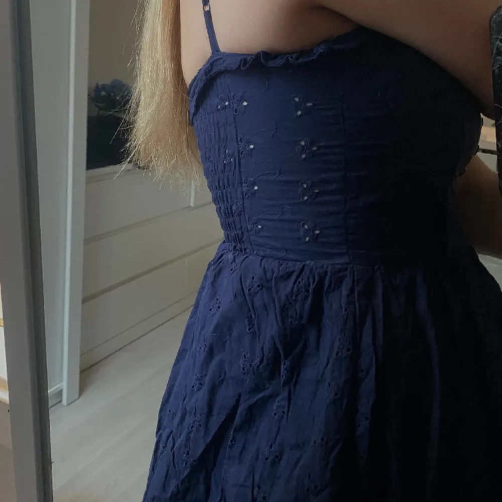 Mörkblå luftig klänning med vackert mönster✨. Klänningar.
