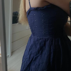 Blå sommarklänning - Mörkblå luftig klänning med vackert mönster✨