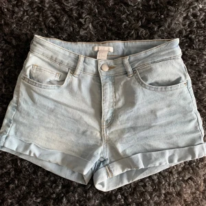 Jeans shorts  - Dom är i väldigt bra skick. Rätt så lågmidjade. 