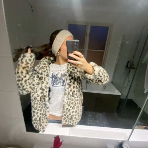 Leopard jacka - Säljer min superfina leopard päls jacka