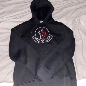 Moncler hoodie - Hej! Säljer nu min moncler hoodie som har blivit för liten. Den är i bra skick, inga skador elle liknande. Qr koden funka. Det är bara att kontakta mig för fler bilder eller frågor. Priset kan absolut diskuteras!