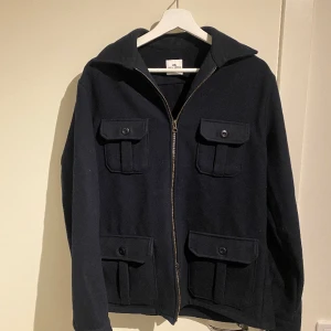 Overshirt - Mycket fin overshirt från John Henric. Perfekt över skjortan eller tröjan och passar bra nu till våren.  Nypris är 1500 och den är knappt använd pågrund av för liten för mig.