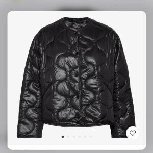 Svart jacka - Säljer denna otroliga jacka från mango, i väldigt bra skick❤️