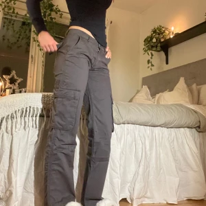 Gina Tricot Cargo Pants - Gråa cargo pants från Gina Tricot🩶Knappast använda💞 Storlek 34, innerbenslängd ca 79. Lite korta på mig som är 177💞