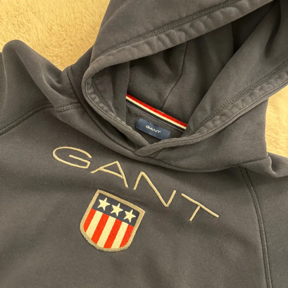 Säljer denna fina Gant hoodie i bra skick, vet inte den exakta storleken men passar mig som bär storlek s/m . Hoodies.