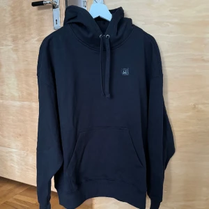 Acne Studios Ferris Face Zip Hoodie - Hej! Nyköpt och oanvänd tröja. OBS: Eventuellt ej original då jag inte hittar några lappar, så lägger ut den billigt. Snygg tröja dock och verkar som bra, tung kvalitet. Regular fit, boxy passform.
