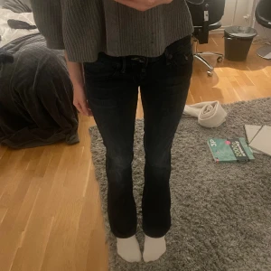 Vintage g-star jeans - Jeansen är low waist och har väldigt snygga fickor! Strl 28/34 men skulle säga att de passar någon som är ca 160-165💗
