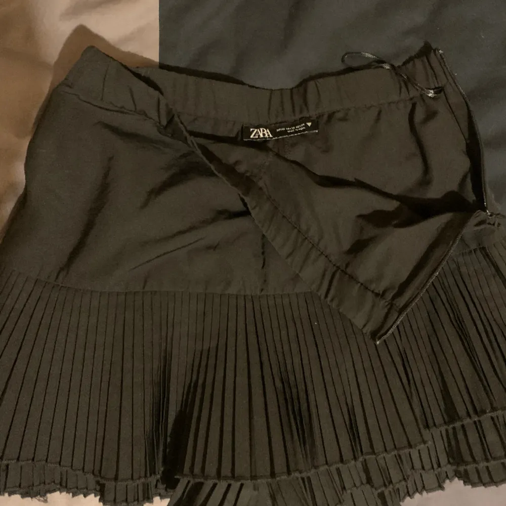 En jättesöt svart kjol från Zara som nästan aldrig har använts. Den har som inbyggda shorts, så man behöver inte va rädd för att den ska blåsa upp🤩🤩💕. Kjolar.