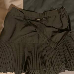 En jättesöt svart kjol från Zara som nästan aldrig har använts. Den har som inbyggda shorts, så man behöver inte va rädd för att den ska blåsa upp🤩🤩💕