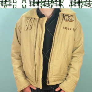 Sherpa flight jacket belt fodrad - Sällsynt med enastående detaljer  inga funktionella brister, perfekt skick  Passar storlek Large  Skriv gärna för mått och fler bilder!