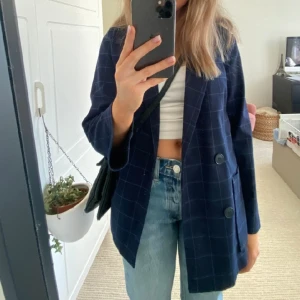 Blå kavaj - Marinblå kavaj, fel och fin