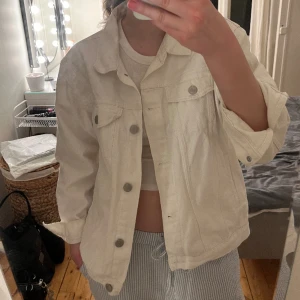 Vit jeansjacka  - Säljer denna såå snygga jeansjackan från Cubus. Den har endast blivit använd två gånger och är som ny!!💘💘
