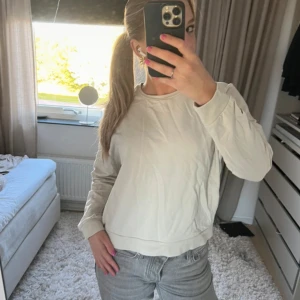  sweatshirt  - En beige sweatshirt som aldrig har kommit till användning 