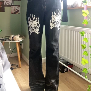 Jeans  - Ett bar bootcut jeans me döskalle tryck. Använda typ 2 gånger. Jag är 176cm o de når ner till marken. Dom är också lite stora i midjan för mej 