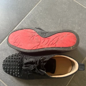 Christian Louboutin skor - Säljer nu mina loubs då dom inte kommer jättemycket till användning. Storlek 43  Säljer billigt för har ingen box eller kvitto