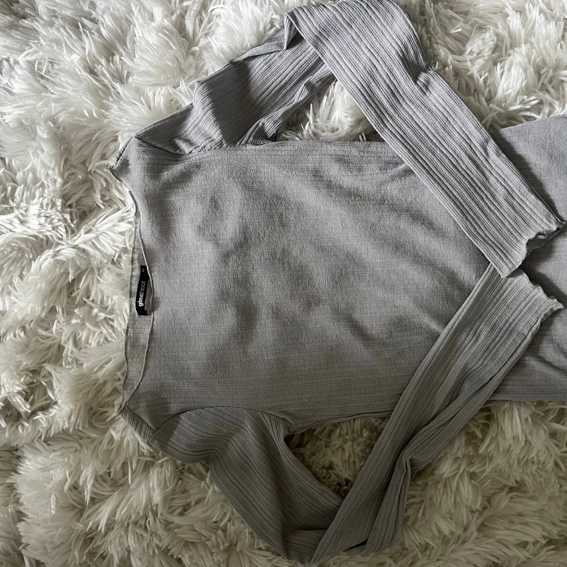 grå topp från ginatricot  - 90