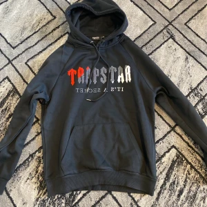 svart trapstar hoodie - är i väldigt god skick och toppen kvalité Är ej använd, kan levereras och fraktas förpackad och skyddad över hela Sverige.  Skriv för mer information