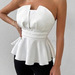 Vit topp - Säljer då den aldrig kommit till användning. Jättefint skick💕 köparen står för frakt