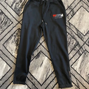 svarta trapstar mjukis byxor - mjukisar i väldigt god skick och toppen kvalité Är ej använd, kan levereras och fraktas förpackad och skyddad över hela Sverige.  Skriv för mer information