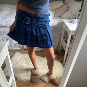 Rutig kjol - Blå rutig kjol! Går att vika ner💙💙