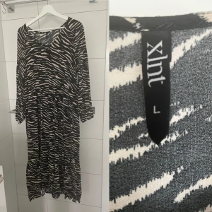 Klänning XLNT - Klänning, XLNT, L, gott använt skick, snygg och  passform