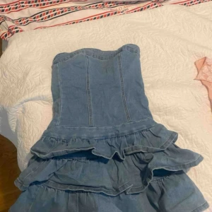 INTRESSEKOLL  - INTRESSEKOLL PÅ MIN JEANSKLÄNING! Kan tänka mig att sälja för 450🥰 skriv om ni är intresserade❤️