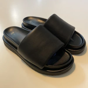 Skor str 37 - Knappt använda skor då dom är för små för mig. Väldigt fint skick!