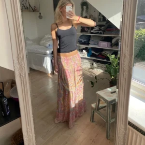 Långkjol - Säljer denna långkjolen, aldrig använd och köpt för 500🌸