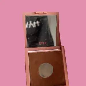 Kylie Jenner bronzer i färgen 400, den är använd men säljer då den inte kommer till användning längre. 