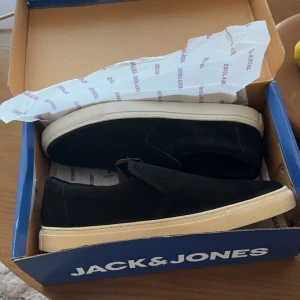 Jack & Jones Loafers  - Tvär feta loafers perfekt inför sommaren, svarta och helt nya, taggen sitter kvar på skorna och lådan finns även, säljer eftersom de var lite för stora för mig och har tyvärr tappat bort kvittot. 