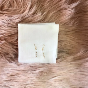 Örhängen vit,guld - Fina handgjorda örhängen för 59kr🤍💛 aldrig tidigare andvända! Inga defekter!!🎀✨🛍️