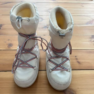 Moonboots Colmar  - Colmar boots, använda två gånger. Mycket bra skick. 