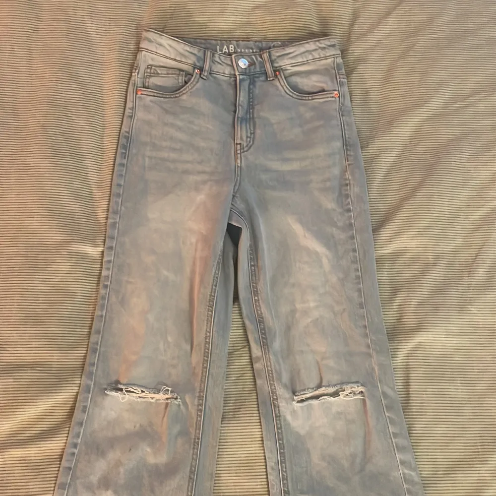 Ljusblåa högmidjade jeans. Köpa för länge sedan. Aldrig använda. Inga defekter förekommer. Storlek 158. Köpare står för frakt. . Jeans & Byxor.
