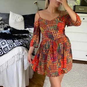 Mönstrad klänning  - Off shoulder klänning, mönstrad. Unik!! Somrig, använd en gång.  