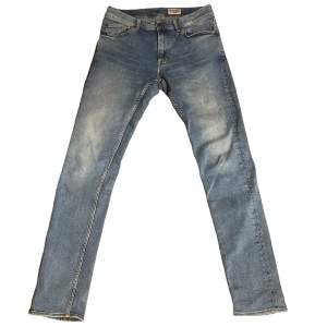 Säljer ett par Tiger of Sweden jeans slim fit i modellen ”Evolve” | Storlek 32/34 | Jeansen är i gott skick | Nypris: 1700kr, Vårt pris: 399kr | Hör av er vid frågor eller funderingar 