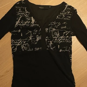 Svart y2k topp med mönster - Jättrcool men inte längre min stil
