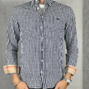 Burberry brit skjorta  - Riktig fin burberry skjorta i toppen skick 9,5-10 vid snabb affär är jag villig att gå ner i pris