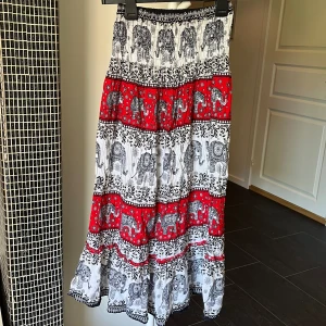 Kjol - Fin rödvit lång kjol från Thailand. :)